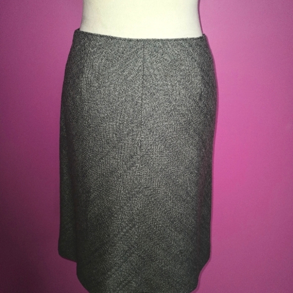 Banana Republic Ladies Wool A-Line Skirt (Size 4) - Picture 6 of 9